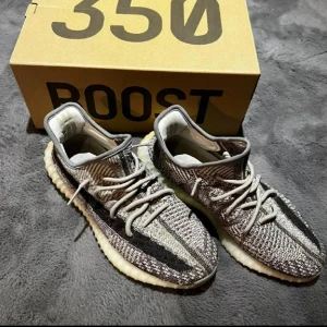 Adidas Yeezy Boost 350 V2 - Säljer ett par Adidas Yeezy Boost 350 V2. Perfekta för både vardag och fest! Skorna är i storlek 44. Det finns täcken på slitage därav priset. 