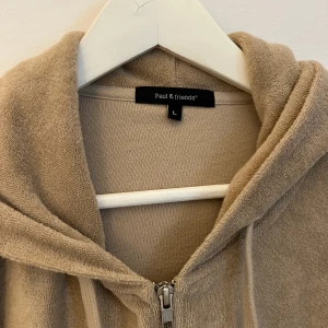 Paul&friends hoddie - Säljer denna hoddie från paul&friends. Köpt på NK i våras som present men endast testad en gång då den tyvärr inte passade. Storlek L Nypris 800kr Mitt pris 500kr