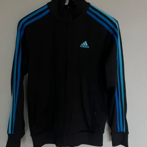 Adidas tröja - Vet inte stl men sitter som M