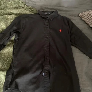Polo skjorta  - Bra skicka inga skador alls  Skriv gärna vid funderingar 