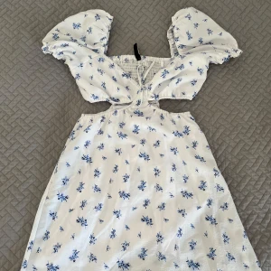 Blommig klänning - Snygg blommig klänning från hm divided! Storlek 38 men passar även 36/34. Den är i bra skick💙