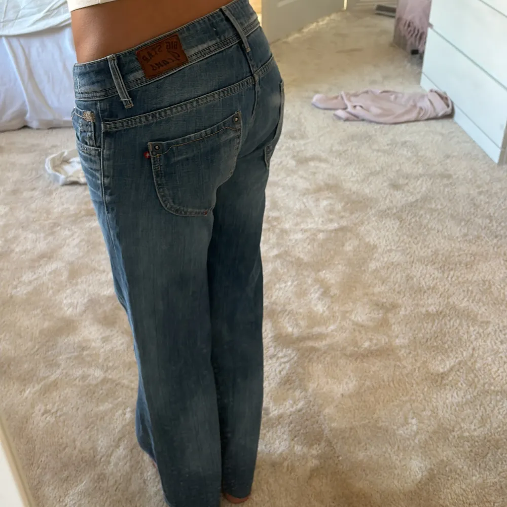 Passar inte mig längre 🙁🙁 Innerben: 74 cm Midja: 38/39 cm. Jeans & Byxor.