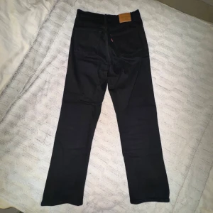 Levis jeans - Fina svarta ribcage straight ankle Levis jeans i strl W28 L29 använda fåtal gånger!!💕