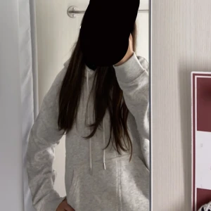 Grå hoodie  - En grå hoodie från hm i storlek m