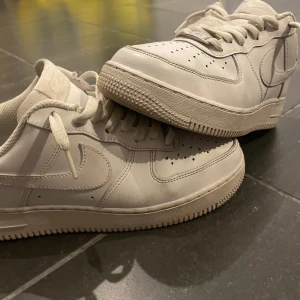 Airforce one (AF1) - Ett par airforce one i mycket bra skicka, lite creasade men inte mycket. Det är inte sönder där bak, det är bara fläckar. Köpta för 1399, mitt pris: 749) pris går att diskutera! 