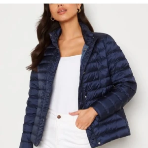 Mörkblå jacka - Fin oanvänd mörkblå jacka ifrån gant😊Jag säljer den eftersom jag har så många jackor och denna kommer inte till användning. Jag köpte den för 2500 kronor☺️Tryck gärna på köp nu, kan tänka mig gå ner i pris lite vid smidig & snabb affär