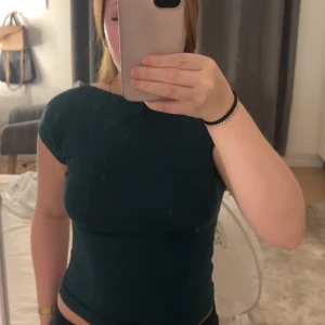 Tshirt - Topp med öppen rygg i en fin grön färg