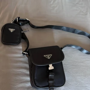 Prada axelväska  - Prada axelväska, använt fåtal gånger och sparsamt. Fick denna i present när jag fyllde år men diggar inte den. 