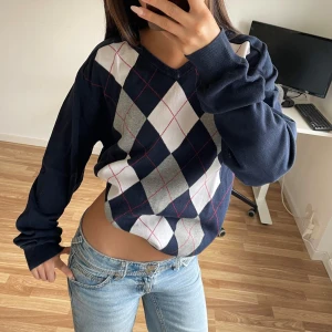 stickad tröja - En söt preppy stickad tröja från race marine i stl L men passar nog allt från XS-L beroende på passformen man söker😊