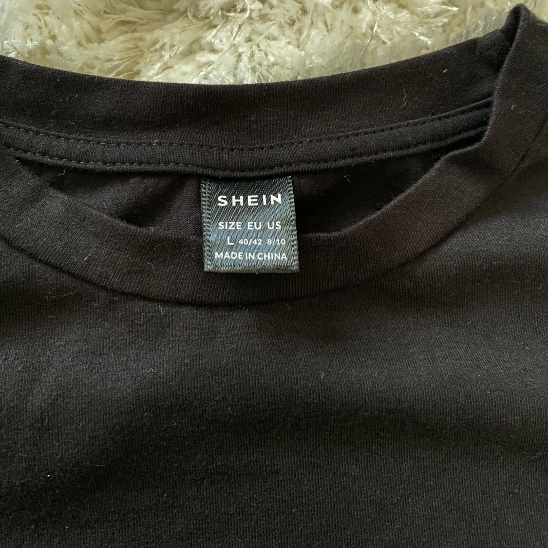Svart t-shirt från SHEIN med text - 91