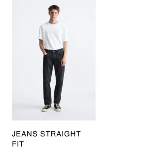 Svarta zara jeans, oanvända - Jeans från zara, väldigt bra skick, inte använda och jag tror inte dem säljs på deras webbsida längre