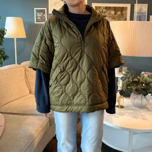 Grön poncho/ cape - Snygg jacka, helt perfekt till hösten. Stor i storleken!! 🩷🩷 köpt på Plick för 1000kr i våras, säljer för 800