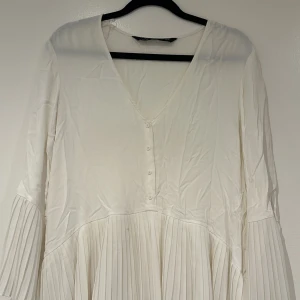 Vit klänning  - Vit klänning från Zara. Storlek xs