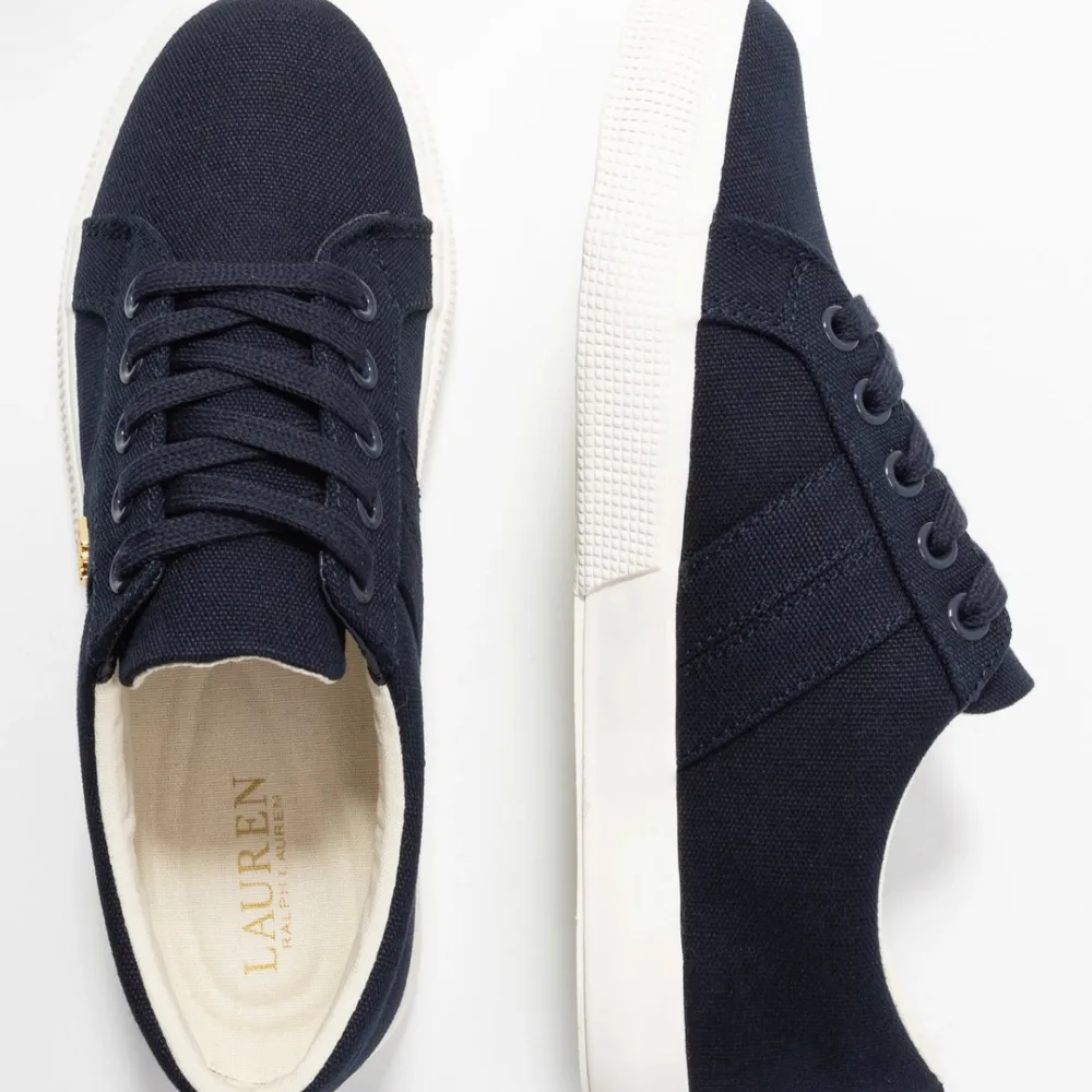 Hej! 💞Jag säljer dessa supersnygga flat sneakers från ralph lauren. De är fortfarande i superbra skick, köptes för ca 3 månader sedan. Färgen är navy!  Nypris: 899kr Mitt pris: 500kr  Skriv gärna för bilder/info!   Pris kan diskuteras. . Skor.