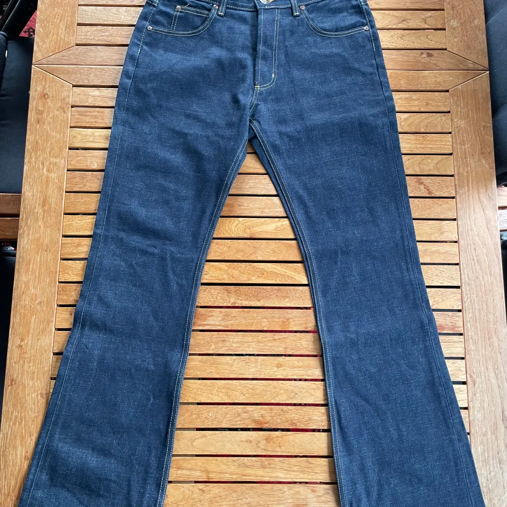 Tjenare  Säljer ett par jeans från Lee i modell ”Denver” då det är fel storlek  Storlek 34x34  Byxorna har en lätt flare på sig.   Helt nya  Hojta om det är några frågor!. Jeans & Byxor.