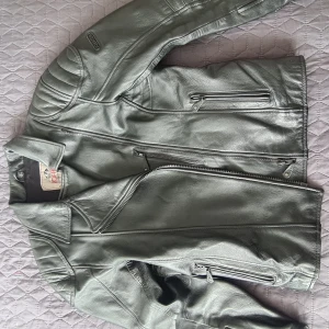 Mc jacka - Mc jacka, utan skydd i skinn.  Använd, bra skick.