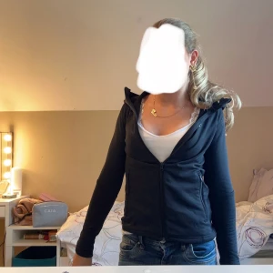 SPORT TRÖJA  - Super fin sportig tröja som är i jätte fint skick ! Är i storlek 150 men passar xxs-s då den är stretchig! Perfekt att ha om man tränar ute när det är kallt eller att ha under jackan nu i vinter så den är tun men varm ! SROT OCH BEKVÄM LUVA!