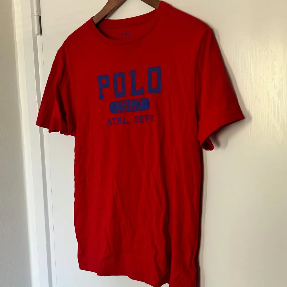 Säljer denna röda Polo Ralph Lauren t-shirt då den aldrig kommer till användning. Användt ca 2 gånger och är för fin för att ha i gömd i garderoben. Skulle säga den sitter som en vuxen stl S. T-shirts.