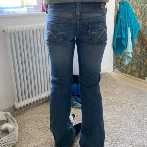 Levis jeans - Säljer dessa supersnygga levis jeans för att de tyvärr inte passade. Jättebra skick💞 Skulle säga att de är storlek 36 elelr kanske 34