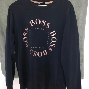 Hugo boss tröja - Säljer min hugo boss tröja eftersom jag inte längre använder den. Det är storlek M.
