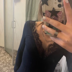 INTIMISSIMI TRÖJA MARINBLÅ 🥰 - Värdens skönaste tröja till salu ! Marinblå från intimissimi .. lite stor för mig därför säljer jag , andvänd ca 3 gånger 💌