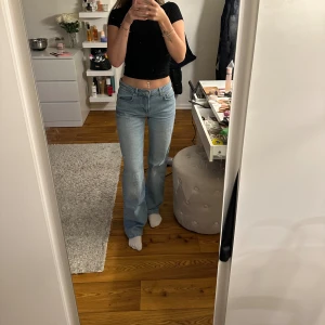 lowwaist jeans - Blå lowwaist jeans från NA-KD i strl 34. Väldigt bra skick. 300kr