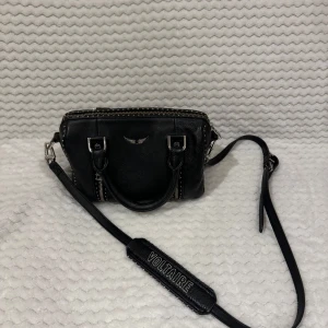 Zadig & Voltaire xs sunny väska  - Säljer min väska zadig väska då jag inte får nån användning av den. nypris 5100kr