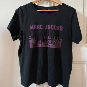 Marc Jacobs tröja☺️ - Såå cool Marc Jacobs t-shirt🕺🏼🕺🏼