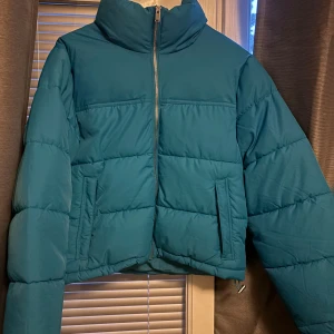 Jacka - Blå jacka som är oanvänd . Jätte bra skick . För fler bilder är det bara att skriva. Pris kan diskuteras 