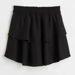 Svart volangkjol hm - Svart volangkjol från H&M i linnematerial. Aldrig använd