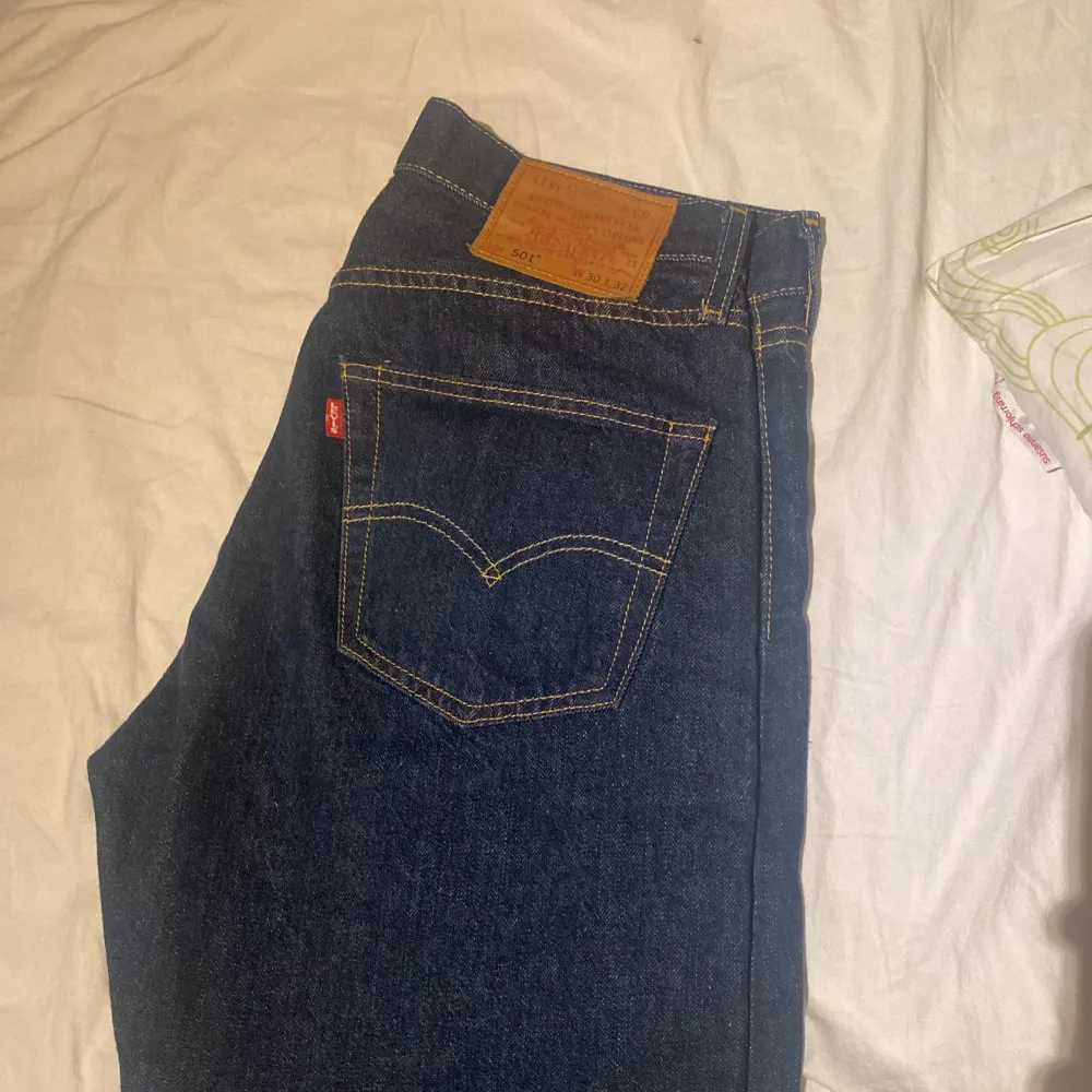 Tjaaa!!!😄😄Säljer mina helt nya lewis jeans, har haft på mif dem 1 gång och slängt kvitto 9,9/10 skick. 501 lewis som är straight fit. 30 i bredd och 32 i längd. Priset går att sänkas. Nytt pris vid 1100. Jeans & Byxor.