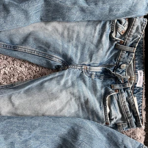 Raka lågmidjade zara jeans - Lågmidjade raka zara jeans som var ganska populära förut, de är använda endast en gång men skulle säga att de är lite för stora för mig🩷(nypris 429kr)