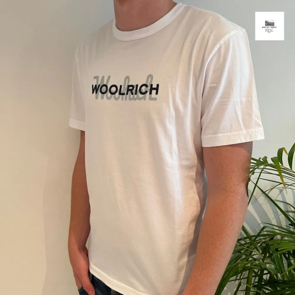 Woolrich T-shirt (helt ny) | Skick: 10/10 (HELT NY) | Size - S (fits M)| Pris - 699kr | Fraktar via postnord eller instabox på köparens bekostnad | Hör av dig vid minsta fråga eller fundering // RDL. T-shirts.