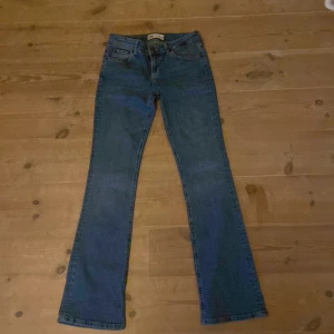 Zara lowwaist bootcut jeans - Säljer dessa lågmidjade jeansen från zara!! De är i storlek 36 men ganska små i storleken!💞💞