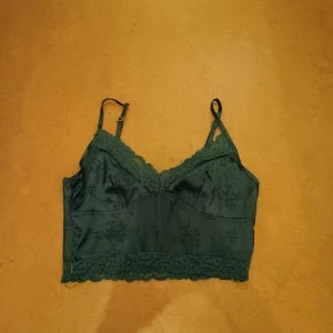 Söt topp med spets - Elegant mörkgrön topp med fint mönster och spets, funkar till fest som middag!  *köparen står för frakt!