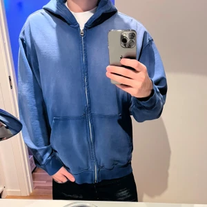 Bleached zip up hoodie - Säljer dena snygga zip up hoodien från WEEKDAY. Den är blekt och passar skit snyggt med flera plagg. Storlek S men den är ganska oversized.