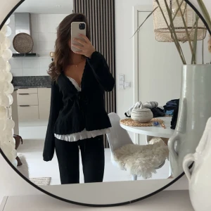 Svart kofta - En super mysig svart kofta som knyts där fram🪵🍂✨