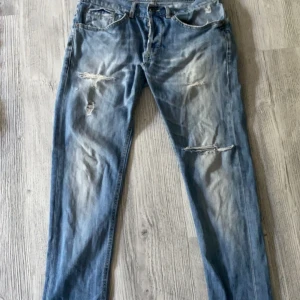 Dondup George  - Säljer mina dondup George i ganska risigt skick. Ni får av göra det själva, säljes billigt. Perfekt till dig som vill köpa o testa för att se hur dom sitter för en billig peng