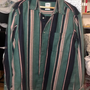 Flanellskjorta  - En rosa grön flanellskjorta, funkar som en jacka från Zara. I väldigt bra skick, storlek XL