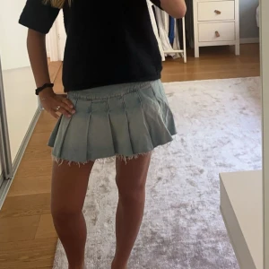 Volang kjol  - Säljer denna volang kjol från zara storlek S har ett skärp i midjan 