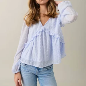 Blå blus från Gina Young - Har bara används en gång då jag inte tycker att jag passar i den. Jättebra skick! Storlek 170 men passar mig som brukar ha runt 164. Original pris 259kr.