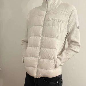 Moncler jacka till salu, pris diskuteras - Jackan va liten så har knappt använt den  Passar perfekt nu till hösten 