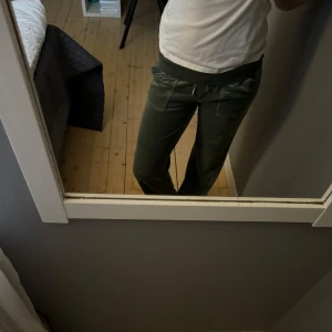 Gröna Juicy couture byxor!😍 - Nästan helt oanvända juicy couture byxor!! Super fint skick (därav priset) Hör gärna av dig för fler frågor eller funderingar❤️