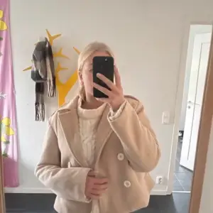 Säljer en superfin beige kappa från NA-KD i storlek 36. Den är perfekt för höst och vår med sin stilrena design och dubbelknäppning. Jackan är croppad och har långa ärmar, vilket ger en modern look. Den är i nyskick och passar perfekt till både vardag och fest!