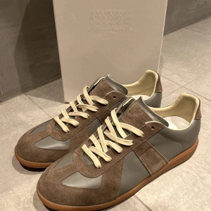 Maison Margiela  - Tja! Säljer dessa snygga Maison Margiela skor. De är i väldigt bra skick nästan helt nya, de är bara använda fåtal gånger. De är storlek 42 och passar perfekt som så. Allt följer med som skolåda och dustbags. Hör av vid frågor!