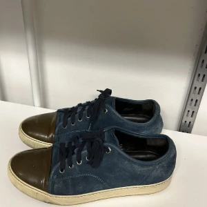Lanvin skor - Säljer nu mina lanvins i storlek uk9/eu43. Skorna är i bra skick utan skador, skriv för mer info