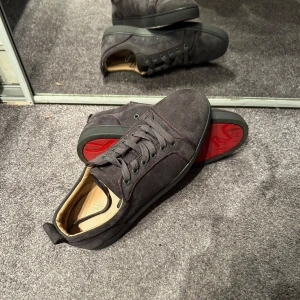 Christian Louboutin Skor utan taggar - Gråa loubs utan taggar använda MAX 10 gånger då jag endast använd dom vid fina tillfällen därav säljs dom då dom ej kommer till användning så ofta