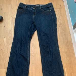 Vintage Michael Kors kvinno jeans med brunt mönster runt fickorna , bra skick, inga fläckar inga hål, bra material , säljer för att dom är för stora för mig och jag behöver ha råd med nya gör vintern ❤️