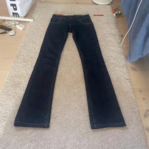 Vero Moda jeans - Jättefina Bootcut jeans från vintage vero moda. Knappt använda och materialet känns verkligen som nytt. Vääääääldigt låg midja och perfekt bootcut, hör av dig vid funderingar!💛💛