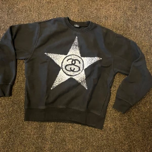 Vintage Stussy tröja - Skit fet vintage stussy tröja, tveka inte om att skriva till mig om ni har några frågor om mått eller något. pris kan såklart diskuteras. 